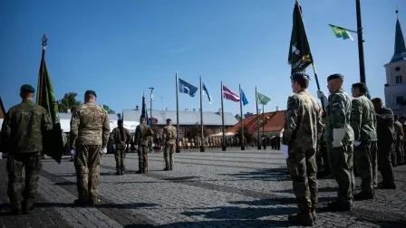 Militares de varias unidades de la OTAN, entre ellos miembros del Ejército alemán portando estandartes, participan en la ceremonia de traspaso de mando celebrada este martes en Valga/Valka, en la frontera entre Estonia y Letonia.