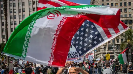 Banderas de Irán y Estados Unidos en protesta contra la guerra.