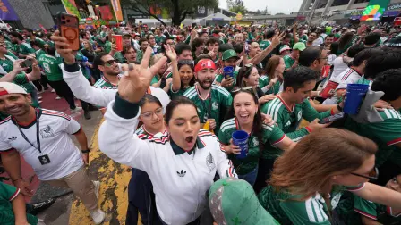 Aspectos de los fanáticos mexicanos previo al partido contra Ecuador.