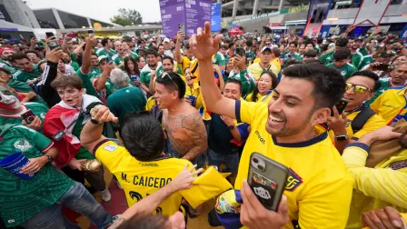 Aspectos de los fanáticos de Ecuador, previo al partido contra México.
