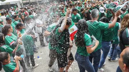 Aficionados se congregan en Paseo de la Reforma para ver el partido México vs. Ecuador del Mundial 2026.
