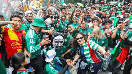 Aficionados se congregan en Paseo de la Reforma para ver el partido México vs. Ecuador del Mundial 2026.