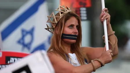 Una mujer realiza una protesta simbólica por el conflicto Israel-Palestina.