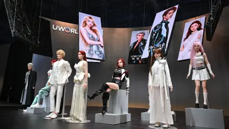 Robots humanoides se exhiben durante el lanzamiento del robot humanoide U1, producido por UWORLD, una marca de UBTECH Robotics.