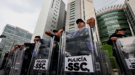 Elementos de seguridad custodiaron la tarde de este viernes el hotel donde se hospedará la selección de Inglaterra antes del juego contra México que se realizará el próximo domingo en el Estadio Azteca.
