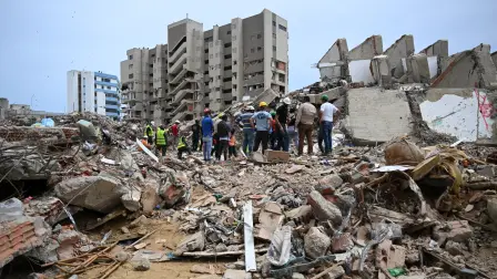 Grupos de rescatistas mantienen las labores de búsqueda en La Guaira, zona cero de los sismos del 24 de junio.