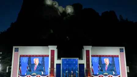 Trump con el Monte Rushmore de fondo.