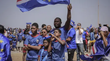 Aficionados de Cabo Verde celebran en Praia el regreso de su selección tras su histórica participación en el Mundial 2026.