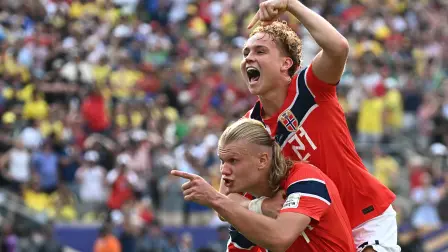 Erling Braut Haaland celebra con Andreas Schjelderup el segundo gol de Noruega durante el partido de octavos de final del Mundial 2026 ante Brasil, disputado en el estadio de Nueva York/Nueva Jersey, en East Rutherford.