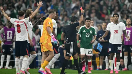 La Selección de Inglaterra se quedó con 10 jugadores, luego de que se fuera expulsado Jarell Quansah, por una fuerte entrada sobre Jesús Gallardo en los primeros minutos de la reanudación del segundo tiempo.