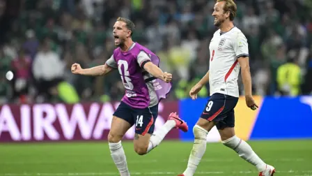El veterano centrocampista del Brentford cayó al resbalarse mientras ‌saltaba una ​valla en el Estadio Azteca el domingo.

¡Síguenos en nuestras redes sociales para mantenerte informado!