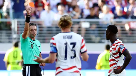 Folarin Balogun de Estados Unidos recibe una tarjeta roja del árbitro Raphael Claus.