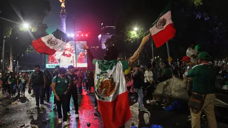 Festejos por el partido México vs. Inglaterra, en el Ángel de la Independencia, Ciudad de México.
