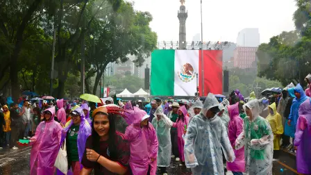 Festejos por el partido México vs. Inglaterra, en el Ángel de la Independencia, Ciudad de México.