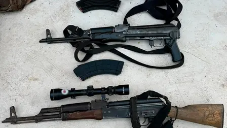 Las autoridades detuvieron a tres personas y aseguraron armas.