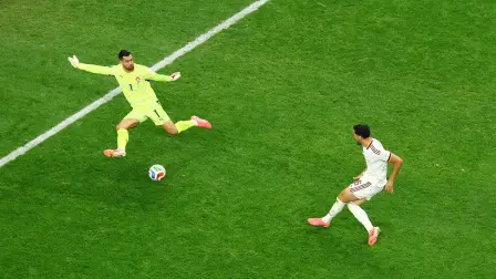 Mikel Merino, de España, anota el primer gol.
