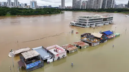 Asimismo, decenas de miles de personas fueron evacuadas en la región sureña de Guangxi debido al desborde de ríos que provocó inundaciones.