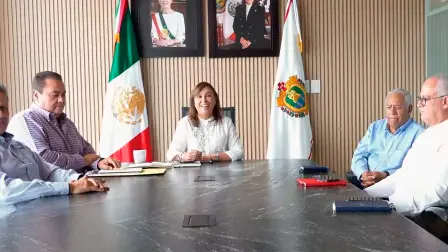 La gobernadora Rocío Nahle García informó que, tras revisar con representantes de Grupo ICA los programas de ejecución, ambas obras tendrán seguimiento semanal para supervisar el cumplimiento de los plazos previstos.