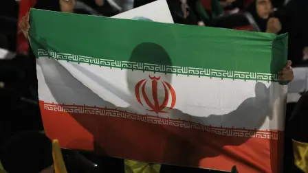 Persona con bandera de Irán durante el funeral multitudinario del ayatolá Ali Jamenei, líder supremo iraní, en los suburbios del sur de Beirut.