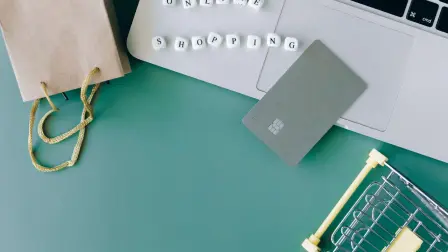 Una computadora, una tarjeta y podemos tomar decisiones de compra con solo un click.
