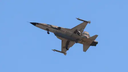 Un caza iraní Northrop F-5E Tiger II sobrevuela a los asistentes a la procesión fúnebre del fallecido líder supremo de Irán, Ali Jamenei, y miembros de su familia, antes de su entierro en el santuario del Imán Reza —el lugar de culto más venerado de Irán— en Mashhad.