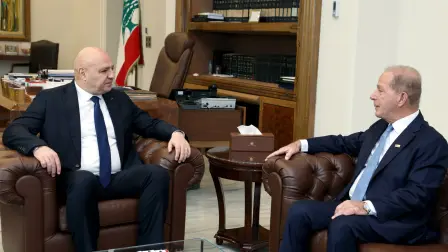 El presidente del Líbano, Joseph Aoun (izquierda), recibiendo al embajador de Estados Unidos en el Líbano, Michael Issa, en el Palacio Presidencial de Baabda, al este de Beirut.