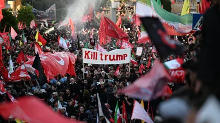 Una amenaza de muerte contra el presidente de EU se lee durante el cortejo fúnebre del asesinado líder supremo de Irán, Ali Khamenei, y miembros de su familia, antes de su entierro en el Santuario del Imam Reza.