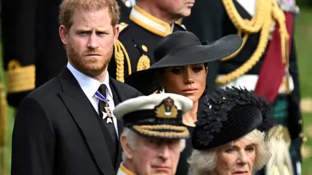 Meghan, duquesa de Sussex, el príncipe Enrique (duque de Sussex), la reina Camila y el rey Carlos en el funeral de Estado y al entierro de la reina Isabel del Reino Unido, en Londres, el 19 de septiembre de 2022.