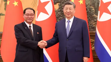 El presidente chino, Xi Jinping, y el primer ministro norcoreano, Pak Thae Song, se estrechan la mano en Pekín.