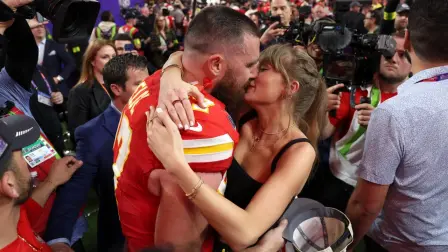 La boda entre la estrella del pop y el jugador de futbol americano Travis Kelce, que tuvo lugar el 3 de julio, reunió a cientos de celebridades y requirió un amplio despliegue de agentes de policía que cerraron las calles alrededor del enorme recinto.