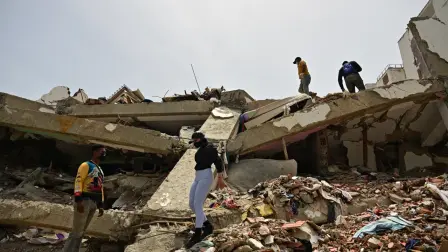 Los potentes terremotos consecutivos de magnitud 7.2 y 7.5 del 24 de junio golpearon en especial el costero estado La Guaira, donde decenas de edificios colapsaron.