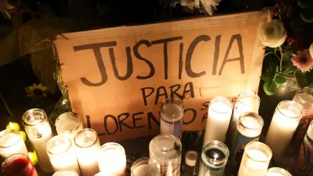 Un cartel y velas durante una vigilia tras el fatal tiroteo del automovilista mexicano Lorenzo Salgado Araujo a manos de un agente del ICE en Houston, Texas.