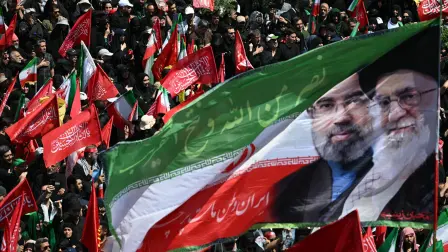 Una bandera ondea con los retratos del actual líder supremo de Irán, Mojtaba Khamenei (izquierda), y de su padre asesinado, Ali Khamenei.