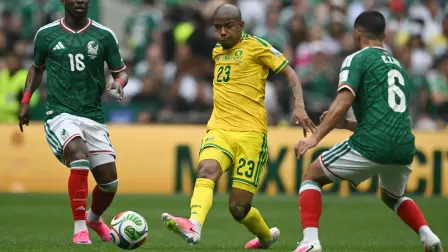 Jayden Adams (centro) disputa un balón con Julián Quiñones y Erik Lira durante el México vs. Sudáfrica del Mundial 2026. Foto: AFP