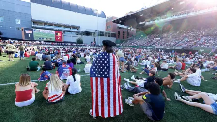 Aficionados estadounidenses se reúnen para ver el partido en Portland.