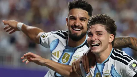 Julian Alvarez y Jose Manuel Lopez. Foto: AFP