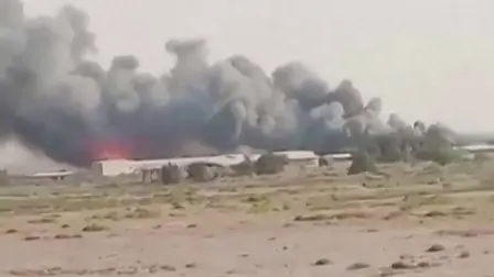 Densa columna de humo en Abdali, en la frontera norte de Kuwait.