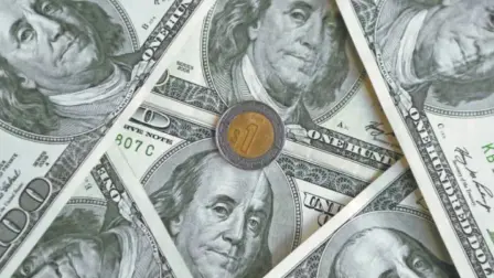 El peso cae arrastrado por un fortalecimiento del dólar ante el recrudecimiento de las tensiones ‌entre EU e Irán y las preocupaciones por sus posibles efectos.

Para más información del tema, visita: https://www.eleconomista.com.mx/mercados/precio-dolar-hoy-13-julio-2026-cuanto-cotiza-20260713-822930.html

Twitter: https://twitter.com/eleconomista 
Sitio web: https://www.eleconomista.com.mx/ 
Facebook: https://www.facebook.com/ElEconomista.mx 
Instagram: https://www.instagram.com/eleconomistamx 

#ElEconomista #EETV #Mercados