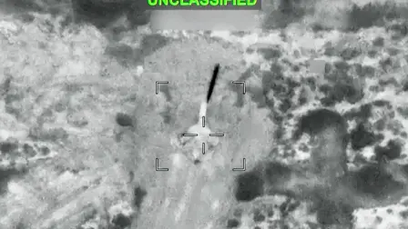 Esta captura de pantalla, tomada de un video compartido por el Mando Central de EU en la plataforma X y difundido a través de AFPTV el 13 de julio de 2026, muestra presuntamente ataques estadounidenses contra instalaciones militares iraníes.