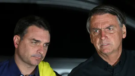 Flavio junto a su padre Jair Bolsonaro.