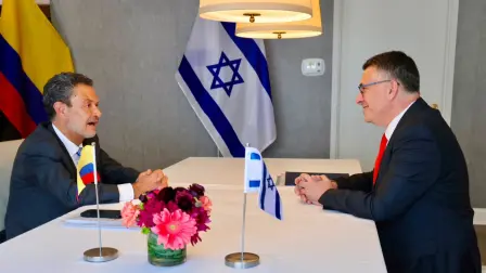 Ministro de Exteriores israelí, Gideon Saar (izq), y su futuro homólogo, Omar Bula Escobar (der).