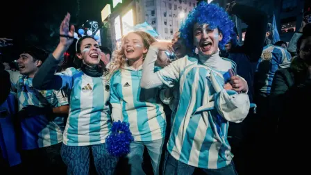 El domingo el actual campeón enfrentará a España por el ​título del mundo en Nueva Jersey, lo que acentuó el usual fanatismo de los argentinos por el futbol, que no ‌han escatimado en ​gastos para ver a su selección.