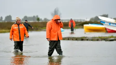 Pescadores de la ciudad costera de Arauco resultaron afectados por el paso de fuertes tormentas en la región.