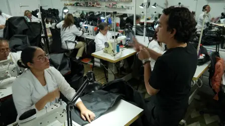 En un taller de moda en Venezuela, los hilos de brillantes colores para confeccionar vestidos quedaron a un lado. El color negro se impuso. Ahora se cosen bolsas mortuorias para donarlas a rescatistas y familiares que recuperan cuerpos de las ruinas del doble terremoto.

¡Síguenos en nuestras redes sociales para mantenerte informado!

Twitter: https://twitter.com/eleconomista 
Sitio web: https://www.eleconomista.com.mx/ 
Facebook: https://www.facebook.com/ElEconomista.mx 
Instagram: https://www.instagram.com/eleconomistamx

#ElEconomista #EETV #AFP