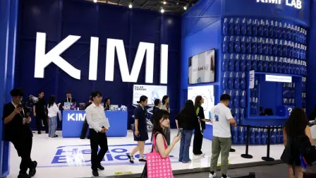 La empresa ⁠emergente china de inteligencia artificial Moonshot presentó este viernes Kimi K3, un modelo con 2.8 billones de ⁠parámetros que, dijo, es el sistema de IA abierto más grande del mundo y ofrece un rendimiento similar al del modelo de vanguardia Fable de ‌la estadounidense Anthropic.
