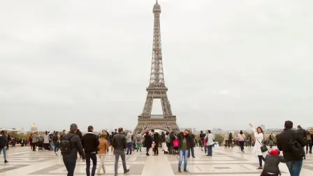 La Torre Eiffel acompaña el horizonte de París y resume la identidad de una ciudad donde arquitectura, historia y vida cotidiana conviven junto al río Sena.
