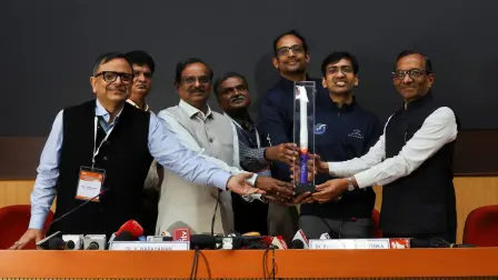 Directivos de la Organización India de Investigación Espacial (ISRO), IN-SPACe y Skyroot Aerospace posan con una maqueta del cohete Vikram-1.