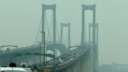 Vehículos circulan por el puente Delaware Memorial mientras el humo de los incendios forestales de Canadá provoca condiciones de bruma en New Castle, Delaware.