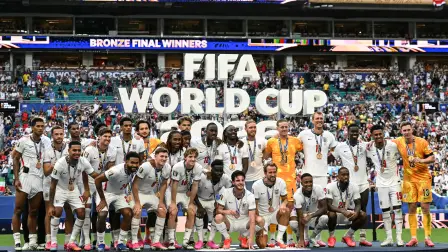 Selección de Inglaterra posa con las medallas del tercer lugar tras vencer a Francia en el Mundial 2026.