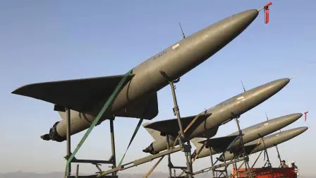 Irán lanzó nuevos ataques contra Kuwait y Jordania tras una séptima noche consecutiva de bombardeos estadounidenses contra objetivos militares iraníes. Una planta desalinizadora y una instalación petrolera fueron alcanzadas en Kuwait, mientras las autoridades reportaron amenazas de misiles y drones que obligaron a suspender operaciones en el aeropuerto internacional.
